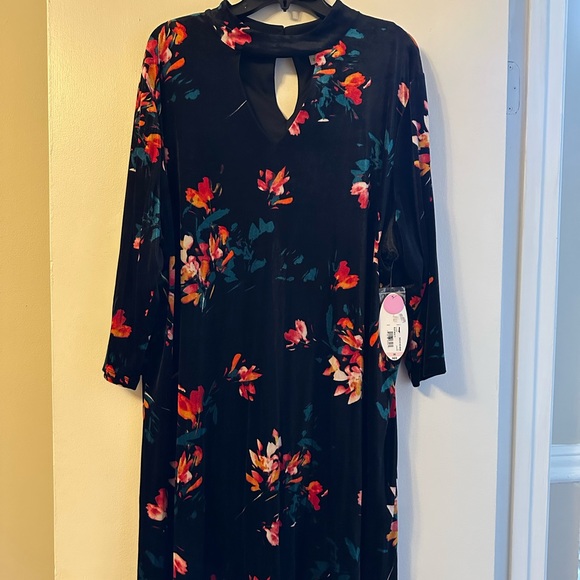 Boutique Black Dress with Colorful Floral Design and a Keyhole Opening - Picture 2 of 6